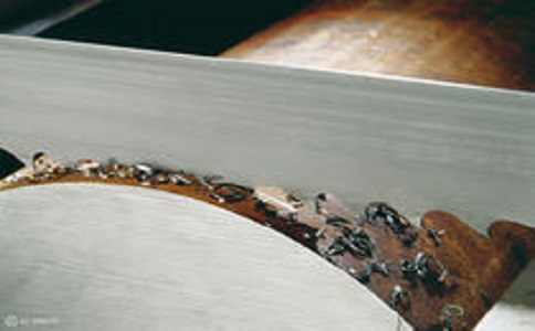 大理带锯床线速度设定过高，为什么会导致带锯条齿尖发热加速锯条的磨损？